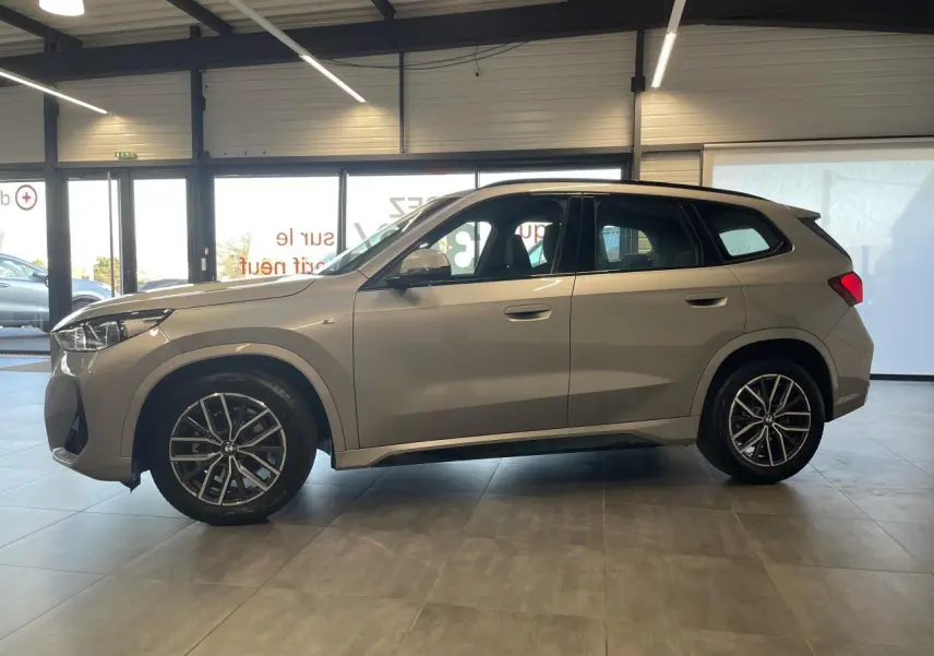 BMW X1 xDrive 20d 2024 en Spacesilber Metallic, vue profil côté gauche avec jantes alliage 18 pouces M Sport.