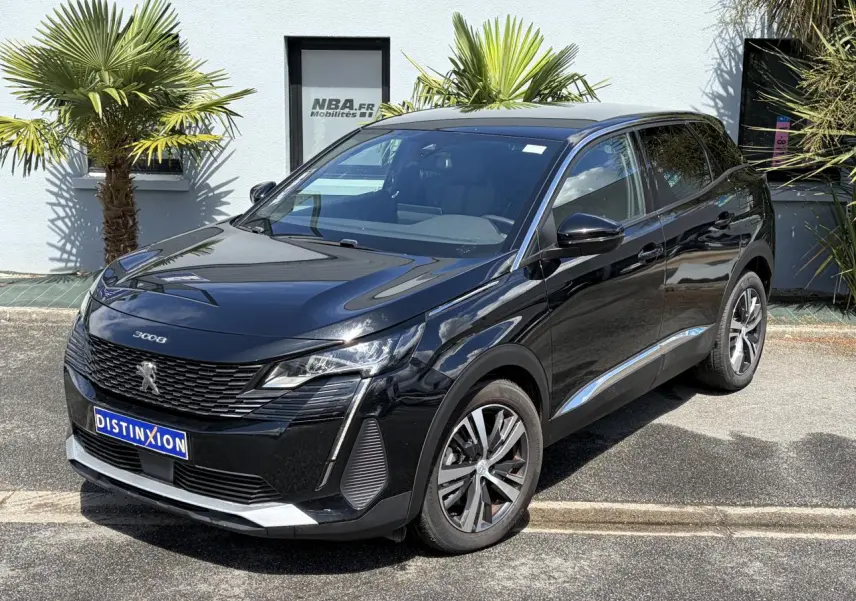 Peugeot 3008 Plug-in Hybrid noir Perla en 3/4 avant droit avec jantes alliage bi-ton et calandre distinctive.