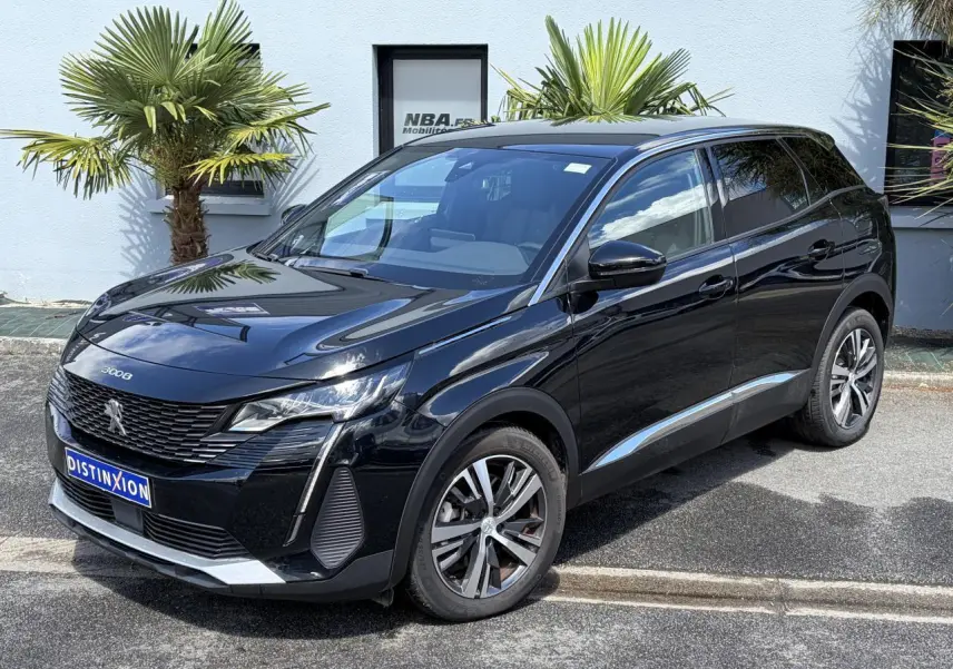Peugeot 3008 Plug-in Hybrid noir Perla en 3/4 avant droit, avec jantes alliage bi-ton et badge HYBRID visible.