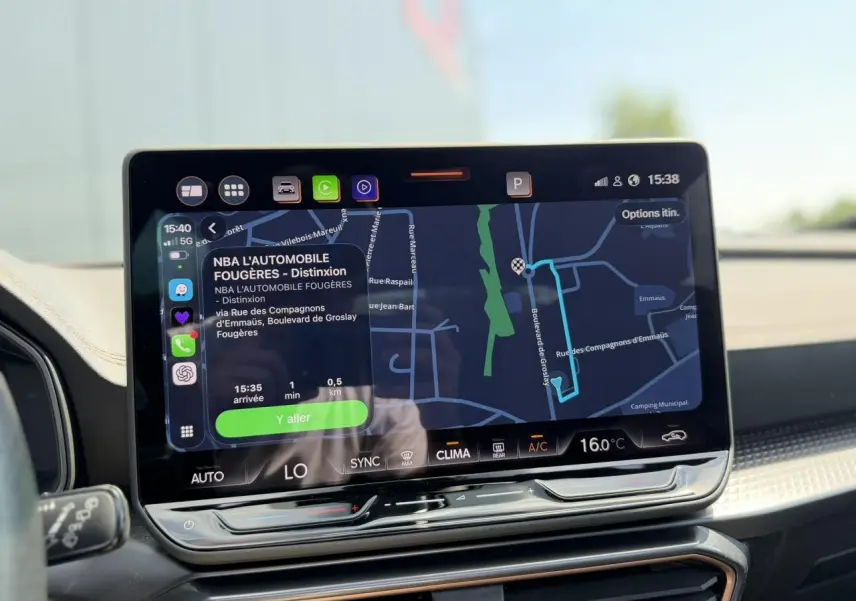 Écran tactile HD 12,9'' du système de navigation dans l’habitacle du CUPRA Formentor blanc, vue centrale.