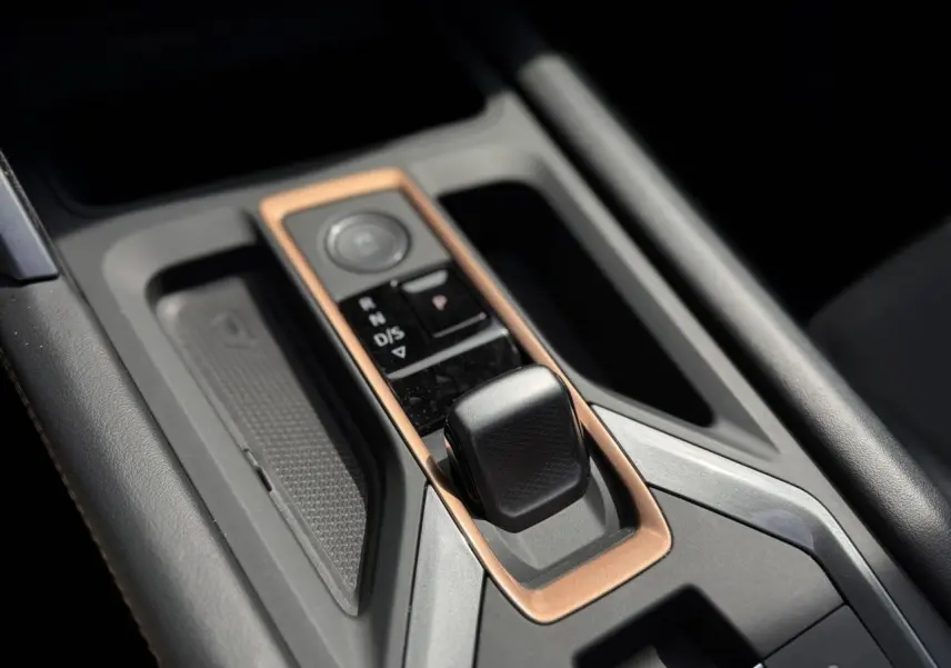 Gros plan sur la console centrale du CUPRA Formentor 2025, mettant en valeur le levier de vitesses automatique et les finitions cuivrées.