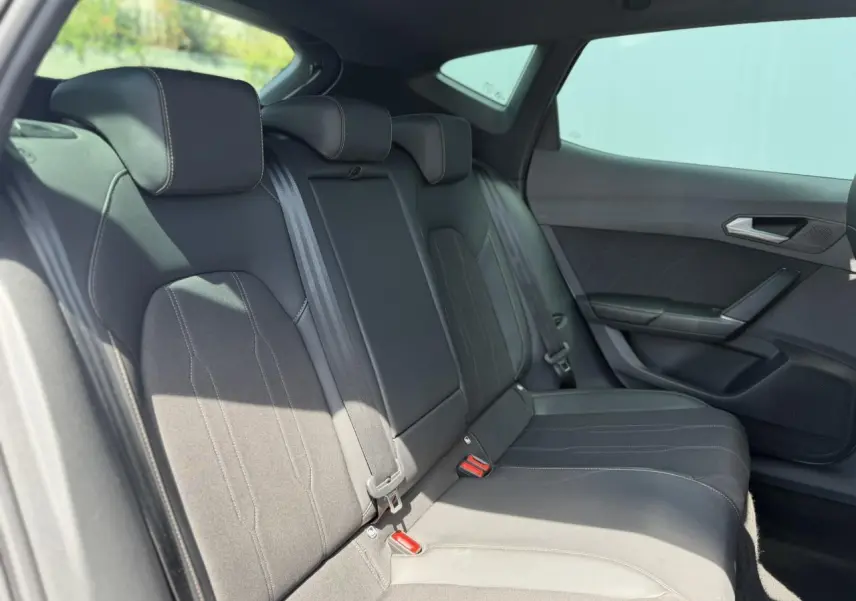 Vue latérale droite de la banquette arrière noire du CUPRA Formentor 2025 avec ceinture et appuie-têtes intégrés.