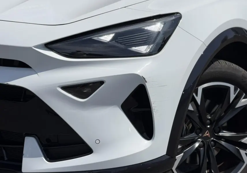 Gros plan sur l'avant droit blanc neige du CUPRA Formentor 2025 avec phares Tri-LED et jante alliage 18'' Sonora.