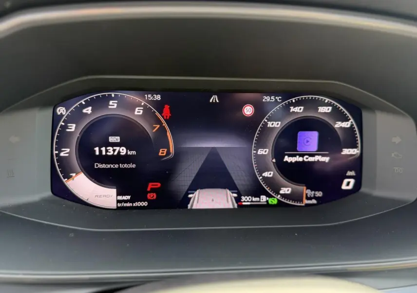 Vue rapprochée du tableau de bord numérique du CUPRA Formentor 2025 affichant compte-tours, vitesse et Apple CarPlay.