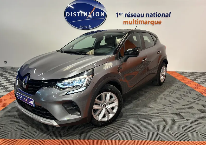 Renault Captur gris 2022 en 3/4 avant droit, avec phares LED allumés et jantes alliage visibles.