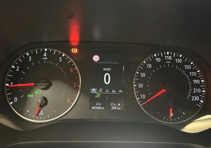 Vue rapprochée du tableau de bord du Renault Captur gris 2022, affichant 66 568 km et vitesse à 0 km/h.