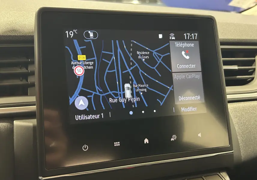 Écran tactile central du Renault Captur gris 2022 affichant la navigation GPS et les options téléphone Apple CarPlay.