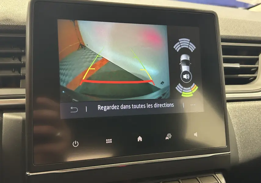 Écran central de la Renault Captur gris 2022 montrant la caméra de recul avec guidage et alertes de proximité.