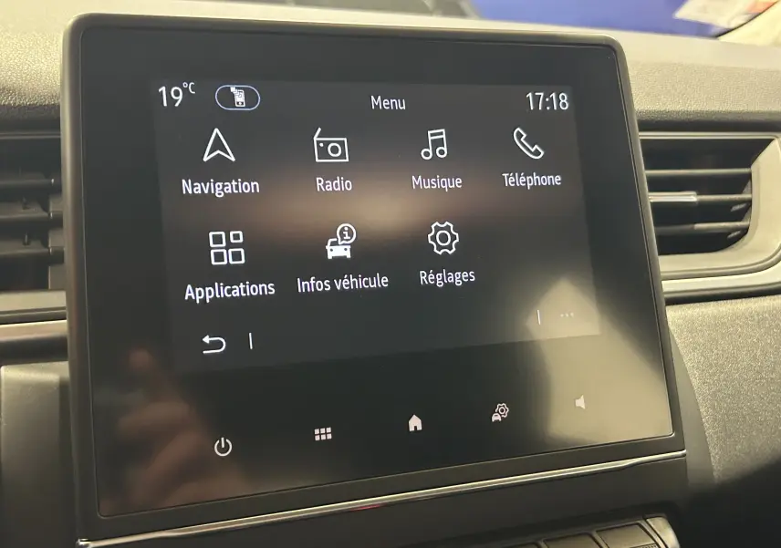 Écran tactile central du Renault Captur gris 2022 affichant le menu principal avec navigation, radio et téléphone.