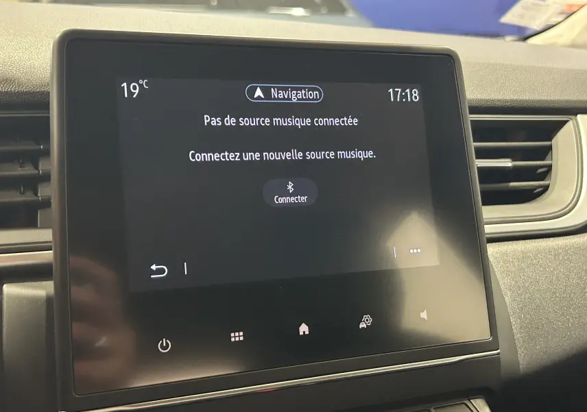 Écran tactile central du tableau de bord du Renault Captur gris, affichant le menu de connexion musicale.