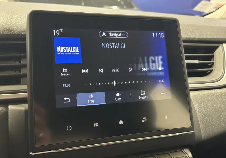 Écran tactile central du Renault Captur gris 2022 affichant la radio Nostalgie à 97.00 FM, vue de face intérieure.