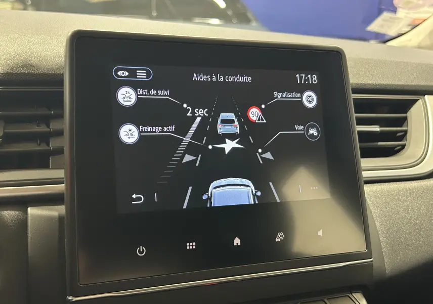 Écran tactile du tableau de bord du Renault Captur gris 2022 montrant les aides à la conduite.