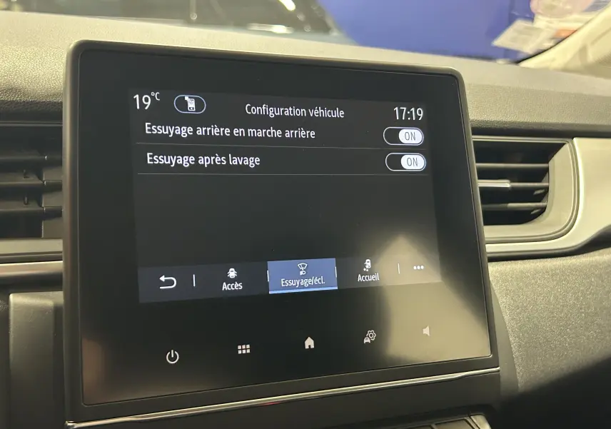 Écran tactile central du tableau de bord du Renault Captur gris, affichant les réglages d'essuyage arrière activés.