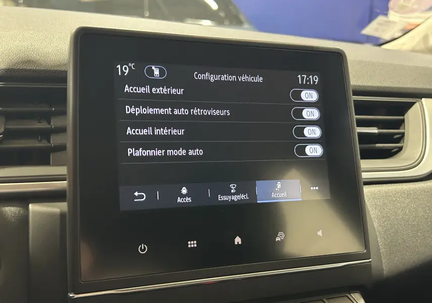 Écran tactile central du tableau de bord du Renault Captur gris, affichant les réglages de configuration véhicule.
