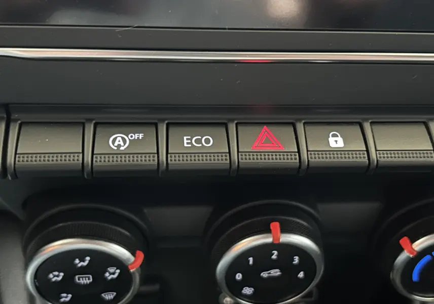 Gros plan sur la rangée de boutons de commande et les réglages de ventilation du tableau de bord du Renault Captur gris 2022.