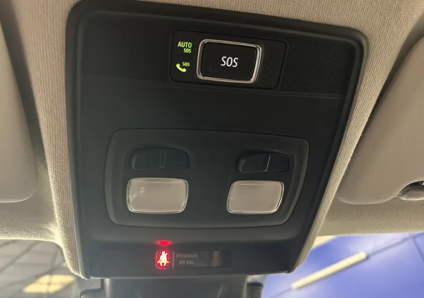 Vue en gros plan du plafonnier intérieur avec bouton SOS et éclairages de lecture du Renault Captur gris 2022.