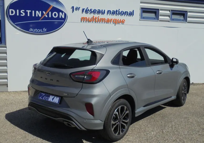 Vue 3/4 arrière droite d'une Ford Puma gris solar metal 2022 avec jantes alliage et toit noir contrasté.