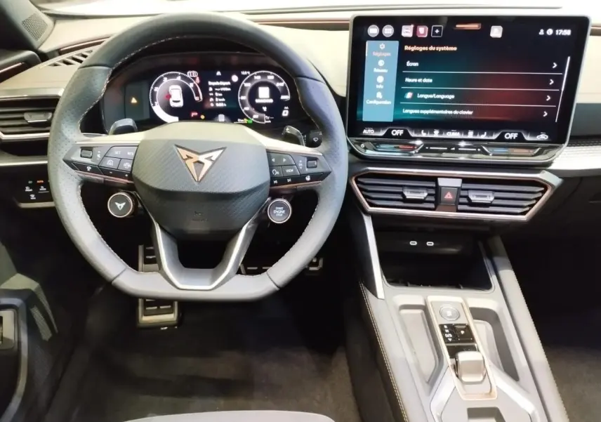 Vue intérieure frontale du tableau de bord et volant noir avec logo CUPRA, écran tactile HD et commandes intégrées.