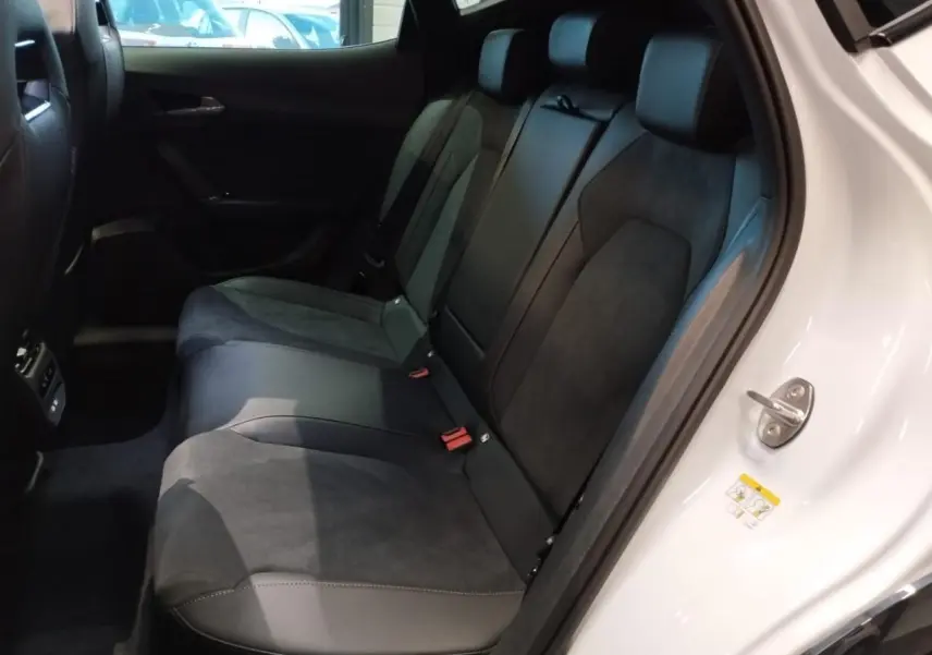 Vue côté droit de la banquette arrière en suédine noire et cuir sur CUPRA Formentor Nevada White 2026.