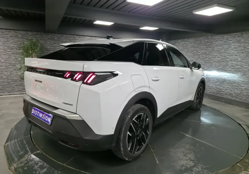 Peugeot 3008 hybride blanc vue 3/4 arrière droit, feux arrière LED 3 griffes et jantes alliage noires.