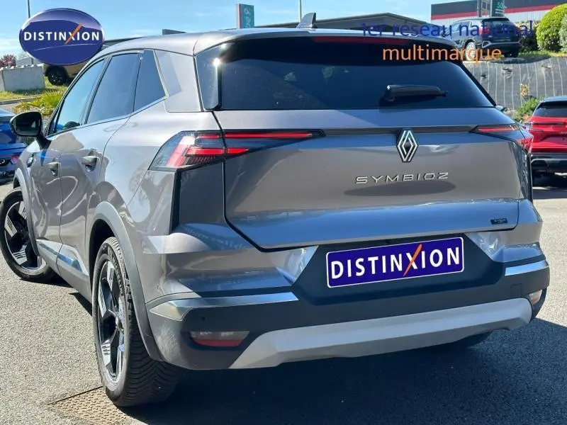 Vue 3/4 arrière d'un Renault Symbioz gris métallisé avec feux arrière LED et jantes alliage noires.