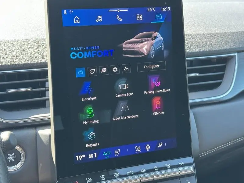 Écran tactile central affichant les options de conduite sur tableau de bord intérieur gris du Renault Symbioz rouge.