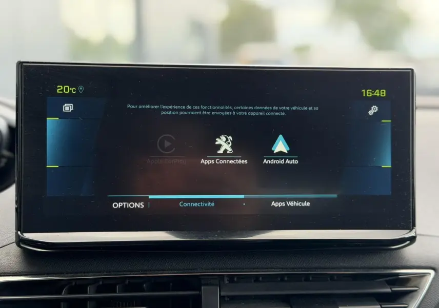 Écran tactile central du Peugeot 3008 Plug-in Hybrid 2024 affichant les options de connectivité Apple CarPlay et Android Auto.