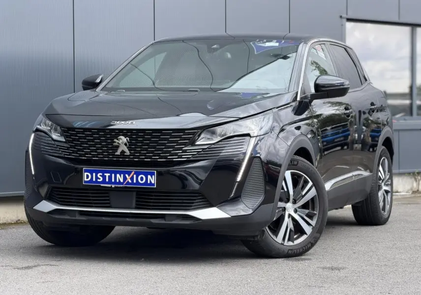 Peugeot 3008 noir Perla en 3/4 avant droit, avec calandre distinctive et jantes alliage bi-ton 18 pouces.