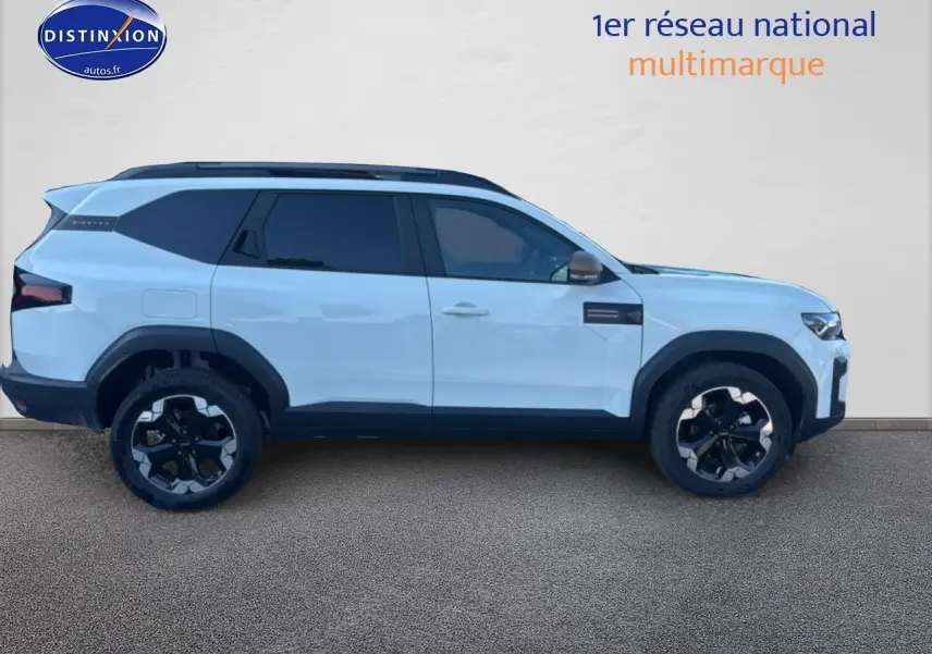Profil droit du Dacia Bigster blanc 2026 avec toit panoramique et jantes alu noires distinctives.
