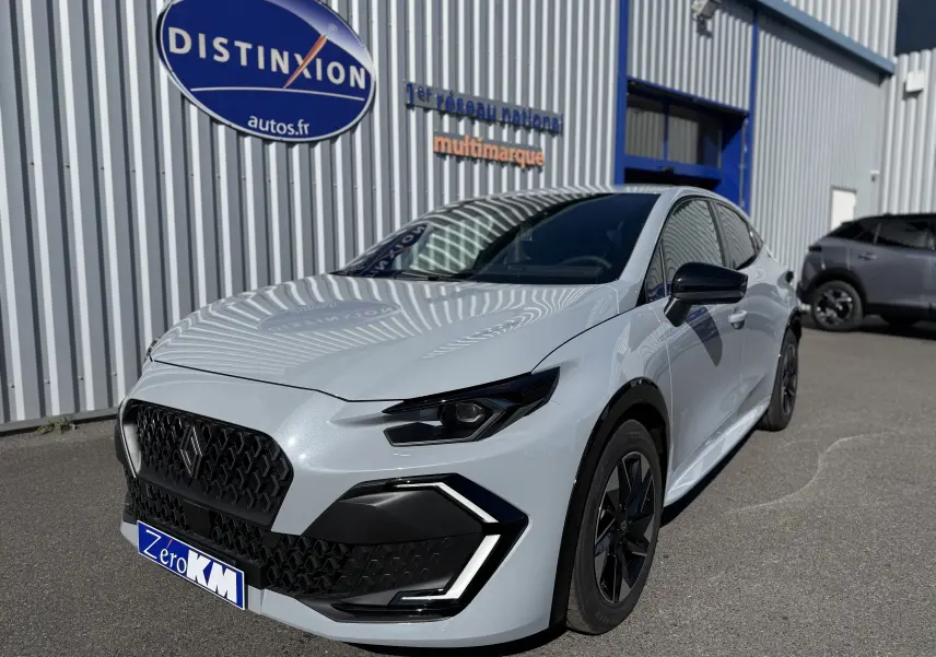 Vue 3/4 avant droite d'une Renault Clio VI TCe 115 Techno gris Rafale avec calandre noire et feux LED distinctifs.