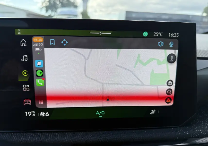 Écran tactile central de la Renault Clio VI TCe 115 Techno affichant la navigation avec interface connectée.