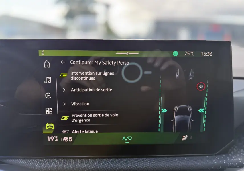 Écran tactile intérieur de la Renault Clio VI TCE 115 Techno montrant les options de sécurité personnalisables.