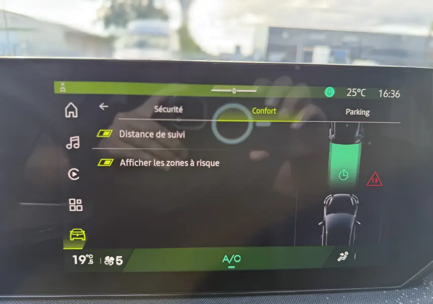 Écran tactile intérieur de la Renault Clio VI TCe 115 Techno affichant les options de sécurité et confort.