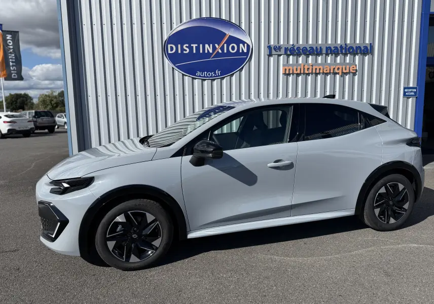 Renault Clio VI TCE 115 Techno gris Rafale vue de profil côté gauche, jantes noires et rétroviseurs noirs contrastants.