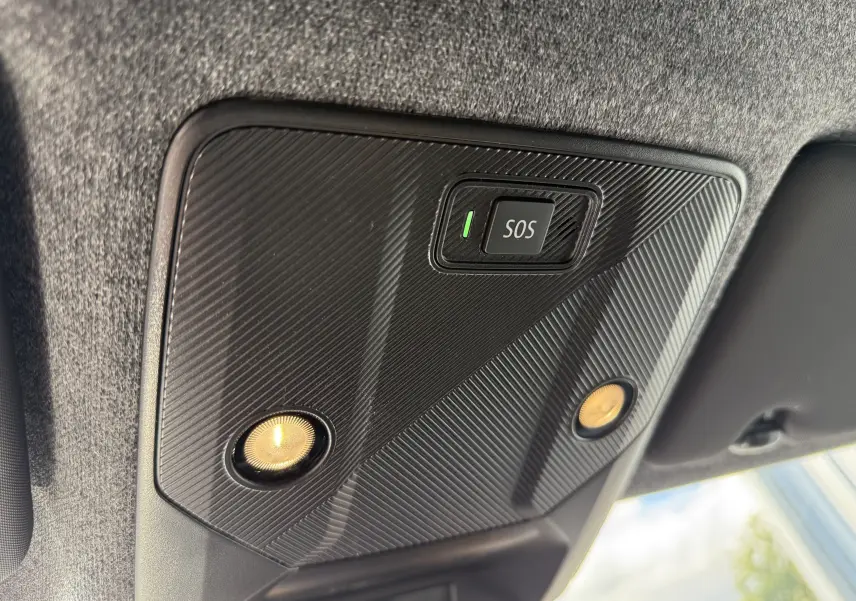 Plafonnier intérieur noir avec bouton SOS et deux éclairages ronds dans une Renault Clio VI gris Rafale.