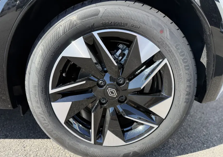 Gros plan sur la jante noire et argentée de la Renault Clio VI TCe 115 Techno, avec pneu Goodyear visible.