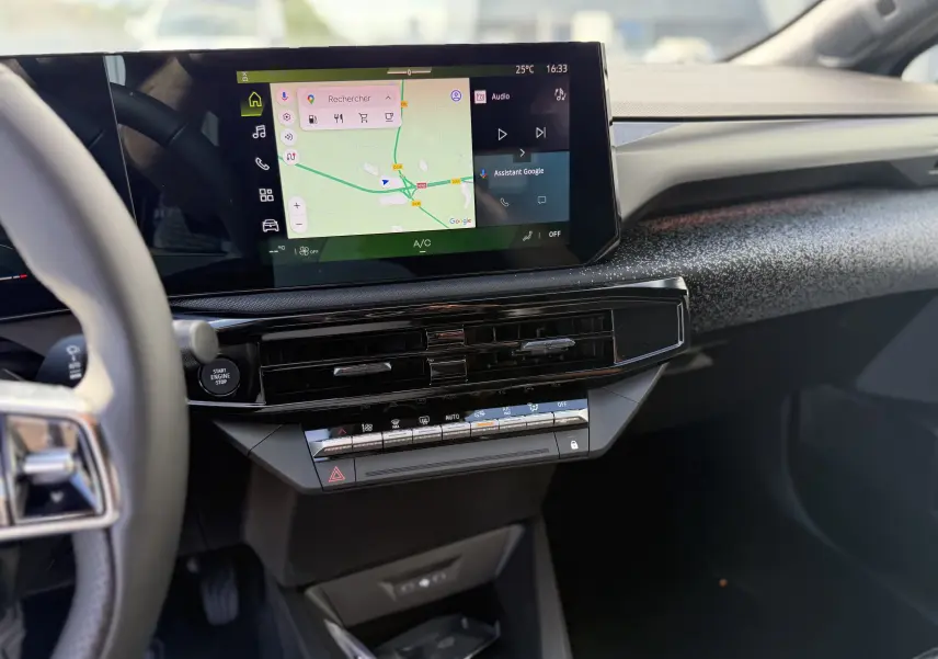 Vue intérieure centrée sur la console centrale et l'écran tactile du tableau de bord de la Renault Clio VI TCe 115 Techno.