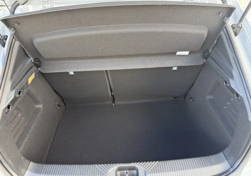 Coffre ouvert vu de dessus de la Renault Clio VI TCe 115 Techno gris Rafale, montrant un espace de rangement propre et vide.