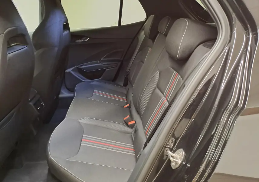 Vue côté droit des sièges arrière noirs avec surpiqûres rouges et grises d'une Skoda Fabia 2024 Monte-Carlo Noir Magic Nacré