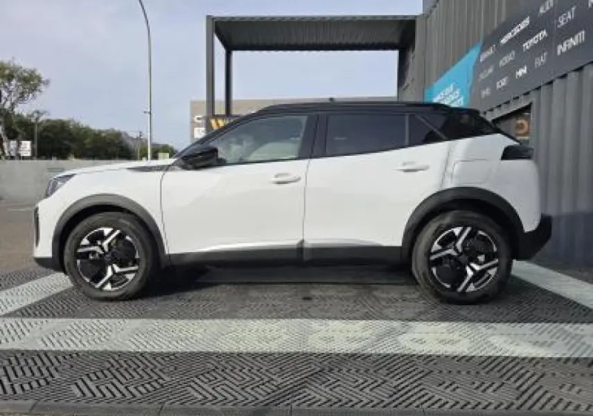 Profil droit du Peugeot 2008 II blanc Okenite avec toit noir et jantes bi-ton 17 pouces KARAKOY.