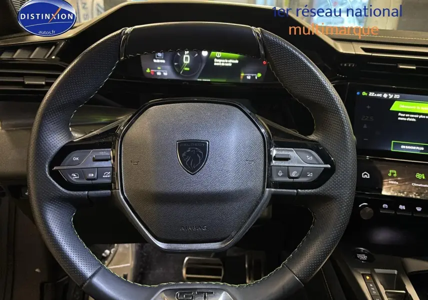 Volant cuir noir avec logo Peugeot et badge GT, vue rapprochée de l'intérieur du Peugeot 408 Hybrid 145 GT 2025.