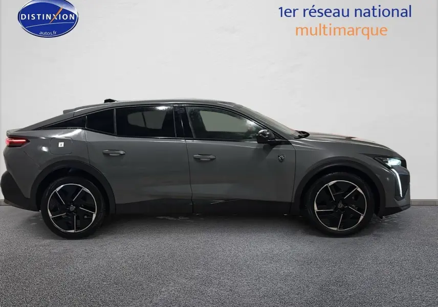 Vue de profil côté gauche d'une Peugeot 408 Hybrid 145 GT gris sélénite avec jantes noires et feux LED allumés.