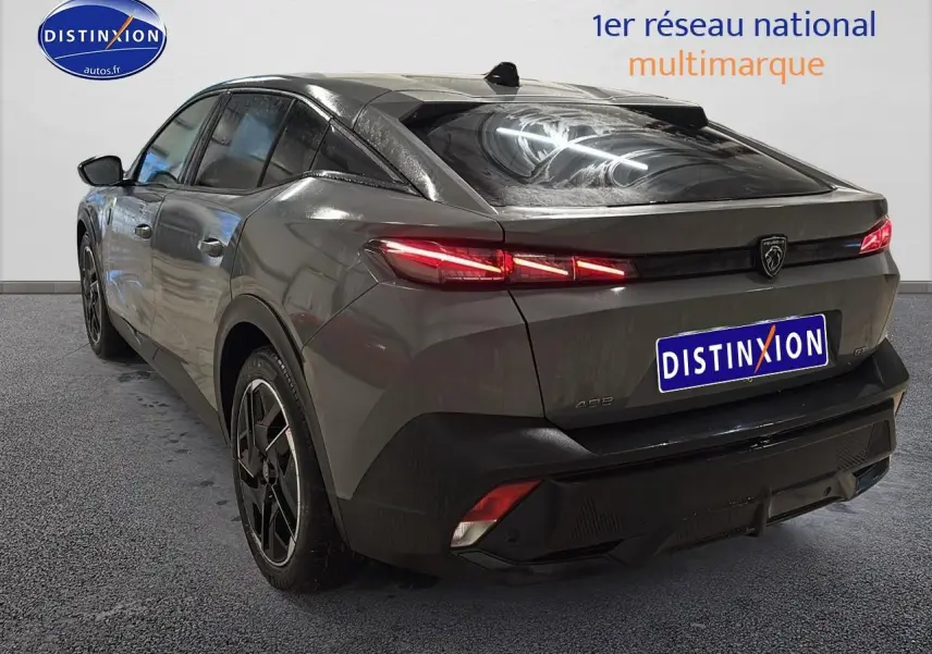 Peugeot 408 Hybrid gris sellenium vue 3/4 arrière droit avec feux LED allumés et jantes alu noires.