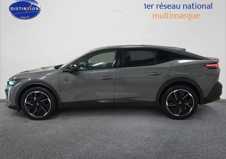 Profil droit de la Peugeot 408 Hybrid 145 GT gris sélénite avec jantes alu et vitres arrière surteintées.