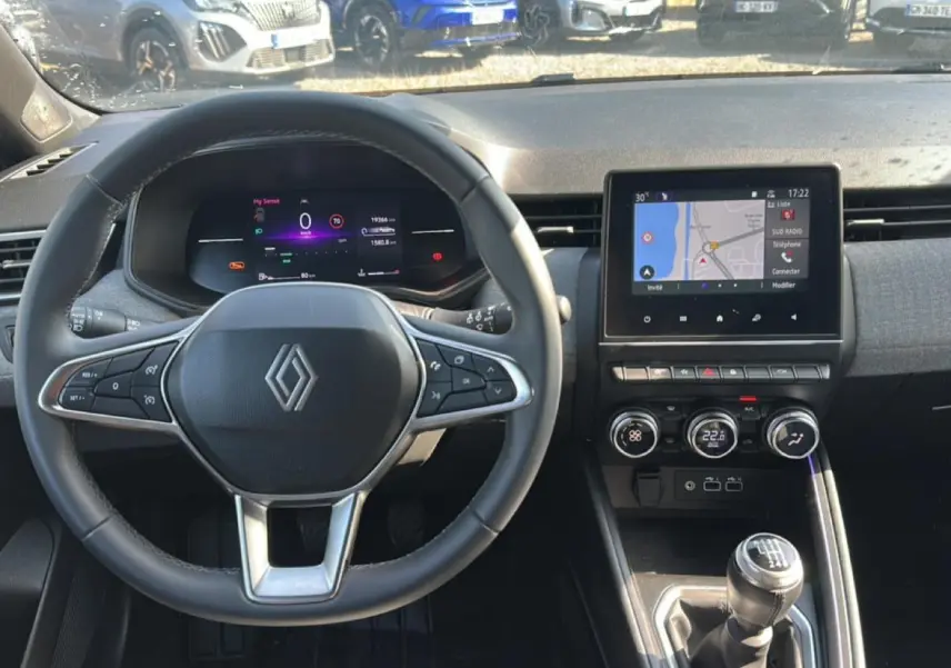 Vue intérieure centrée sur le volant et la console centrale tactile de la Renault Clio V gris schiste, boîte manuelle.