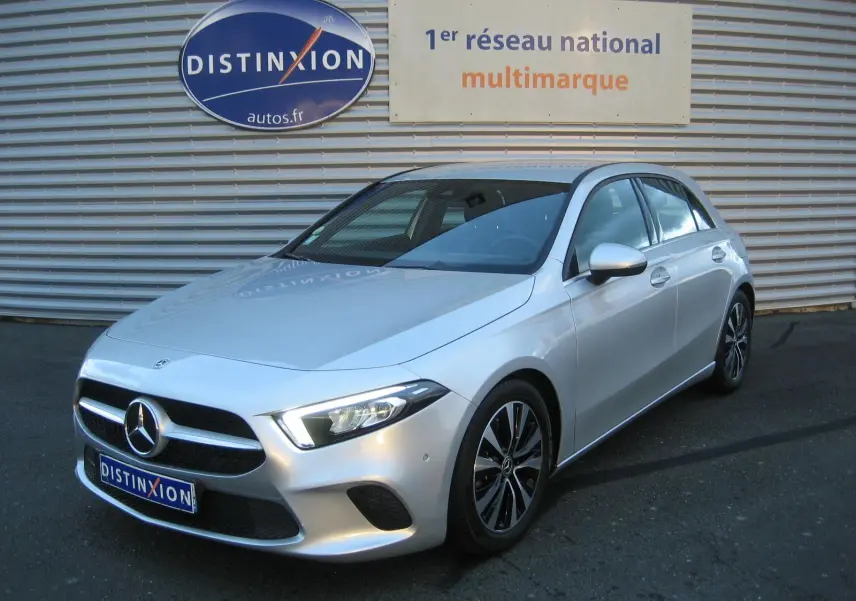 Mercedes Classe A180D gris vue 3/4 avant droit, avec calandre distinctive et jantes bi-ton.