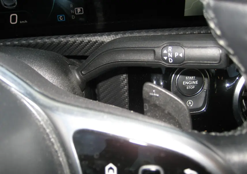 Gros plan sur la commande de boîte automatique et le bouton start/stop du tableau de bord de la Mercedes Classe A gris 2021.