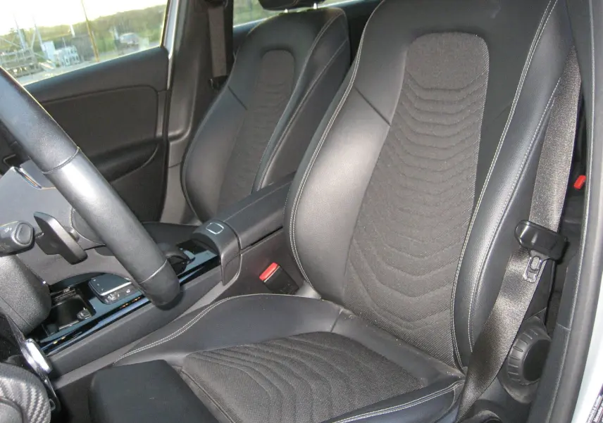 Intérieur de la Mercedes Classe A 180d Business Line 2021, vue côté conducteur sur siège en cuir noir et tissu gris.