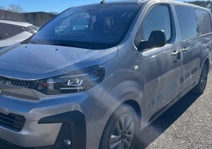 Vue 3/4 avant droit d'un Citroën Jumpy Cabine Approfondie noir perla avec phares LED et jantes biton 17 pouces.