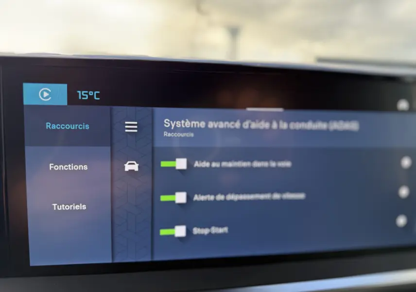 Écran tactile intérieur montrant les réglages du système avancé d’aide à la conduite du Citroën Jumpy noir perla.
